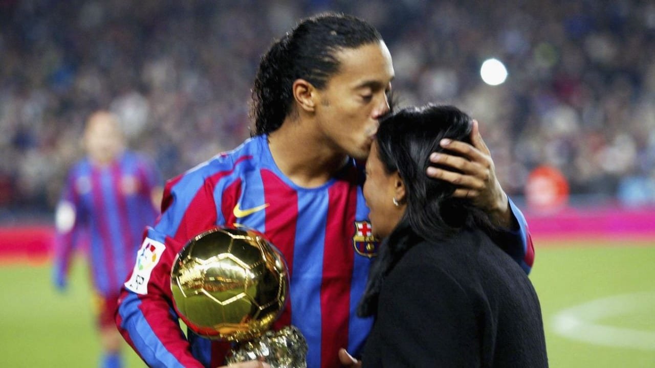 Ronaldinho pide oraciones por su madre enferma de covid-19